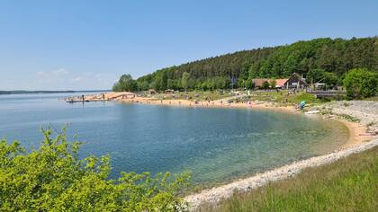Badebucht am Gro&szlig;en Brombachsee mit Sandstrand und Badeg&auml;sten